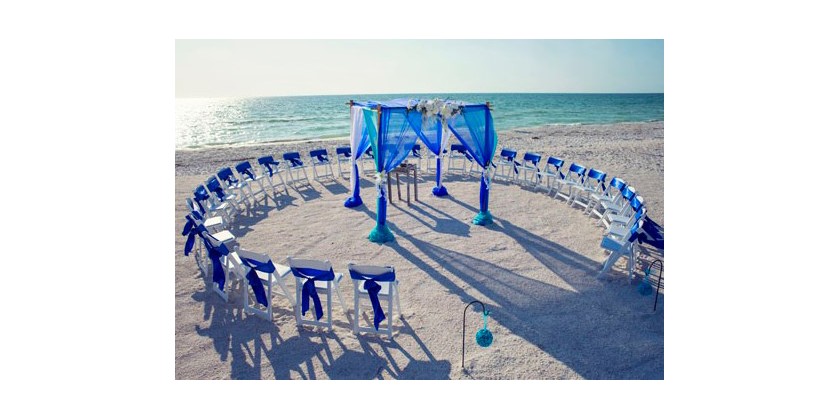 Alfombra azul junto al mar para una boda